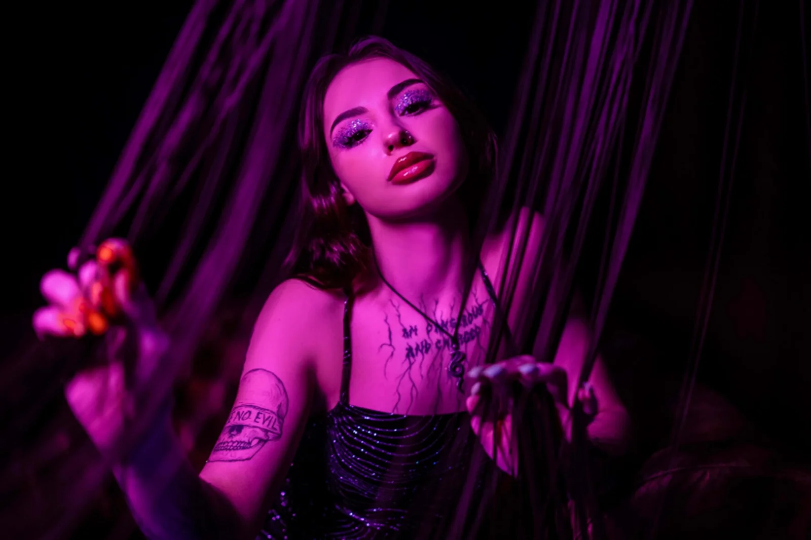 Зависть Show bar — танцовщица