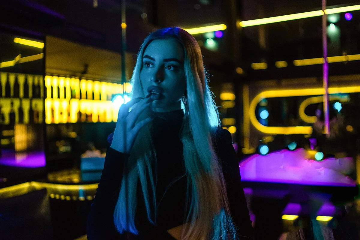 Зависть Show bar — танцовщица