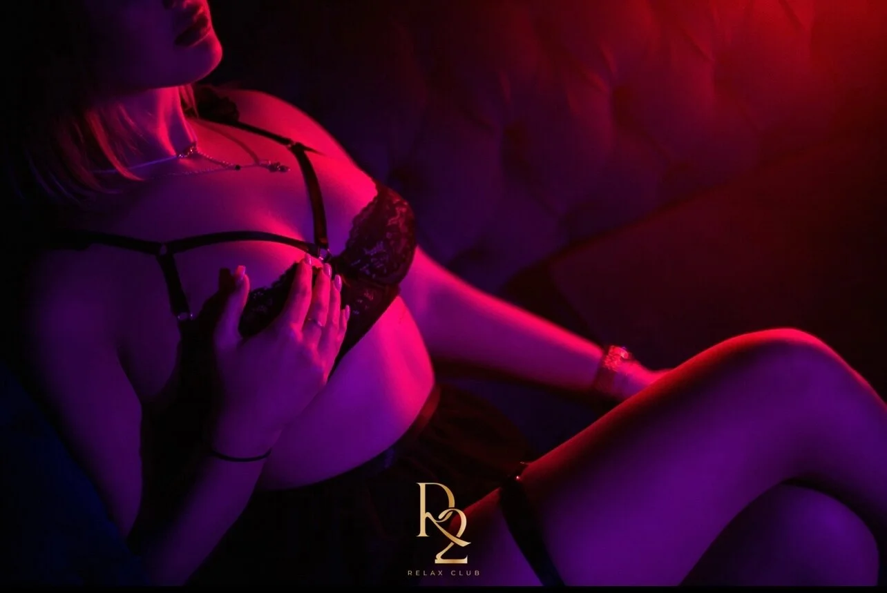 R2 Relax — танцовщица