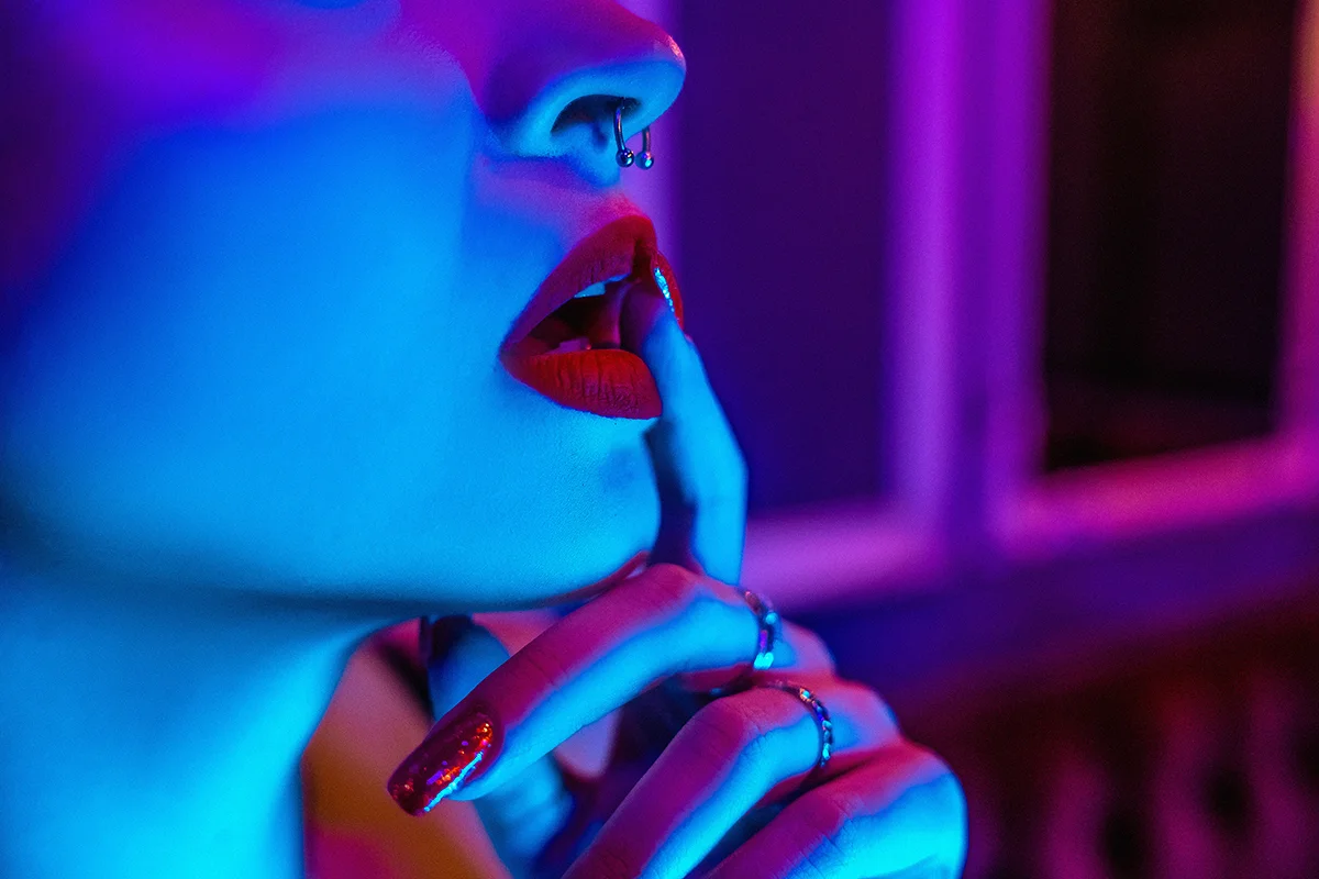 Зависть Flirt bar — танцовщица